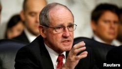 资料照:参议院外交委员会主席里施(Sen. Jim Risch, R-ID)在参议院情报委员会上进行质询。(2017年6月21日)