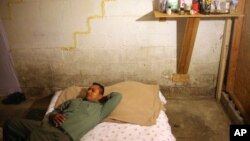 非农业外籍劳工签证持有人托尔夸托·希梅内斯和其他10人睡在田纳西州纳什维尔一栋房屋的地下室内。(2009年9月3日)