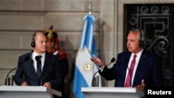 2023年1月28日,德国总理朔尔茨在布宜诺斯艾利斯同阿根廷总统费尔南德斯工同举行记者会.