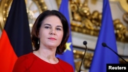 资料照:德国外交部长安娜莱娜·贝尔伯克在巴黎与法国外长举行会谈后出席记者会。(2021年12月9日)