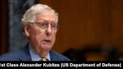 资料照:2025年6月11日,美国参议院拨款委员会国防小组委员会主席米奇·麦康奈尔参议员在审查国防部2026财年预算提案的听证会上发表开场白。