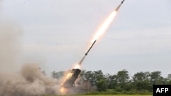 朝鲜官方的朝中社(KCNA) 2024年8月28日发布了这张拍摄于2024年8月27日的照片,照片显示240毫米火箭炮武器系统在朝鲜一个未公开的地点进行了试射。