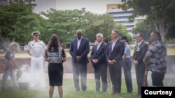 澳大利亚国防部长马尔斯(右三)、日本防卫大臣中谷元(右四)、美國國防部長奥斯丁(左二)共同紀念第二次世界大战中丧生的人们,期許深化日美澳的防卫合作。(取自马尔斯X)