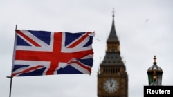 资料照:英国议会大厦与国旗