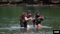 美国与菲律宾军人2016年10月6日参与两栖登陆联合军演 （美国海军陆战队照片）