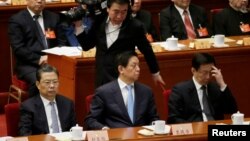 三位中共中央政治局委员在中国政协大会闭幕式的主席台上(2017年3月13日),前排左起:组织部长赵乐际,中央办公厅主任栗战书,上海市委书记韩正。8月1日中共中央宣传部、组织部和网信办联合下发《关于规范党员干部网络行为的意见》