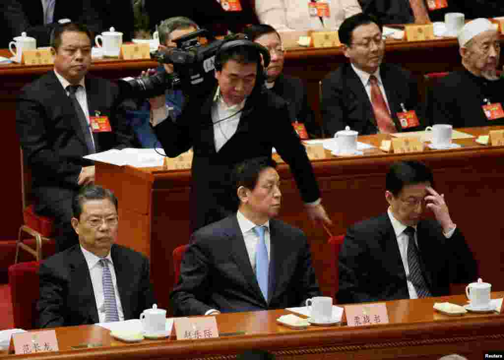 三位中共中央政治局委员在中国政协大会闭幕式的主席台上(2017年3月13日),前排左起:组织部长赵乐际,中央办公厅主任栗战书,上海市委书记韩正(2017年3月13日)。有些人认为,他们都有可能成为中共十九大政治局常委。7月15日赵乐际到重庆宣布:“孙政才同志不再兼任重庆市委书记、常委、委员职务” 。7月19日中国大亨马云所辖的香港南华早报有专栏文章说,疑似栗战书女儿在香港经商和居住豪宅, 似乎和香港富商蔡华波关系密切。后来南华早报撤稿道歉,说南华早报高层编辑认为,任美贞的这篇评论《新加坡半岛酒店的投资者如何同习近平的主要助理扯上关系》不符合其标准,包含几个无法验证的暗示性内容。