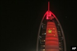 资料照：阿联酋迪拜卓美亚帆船酒店上打出的中国国旗图样。