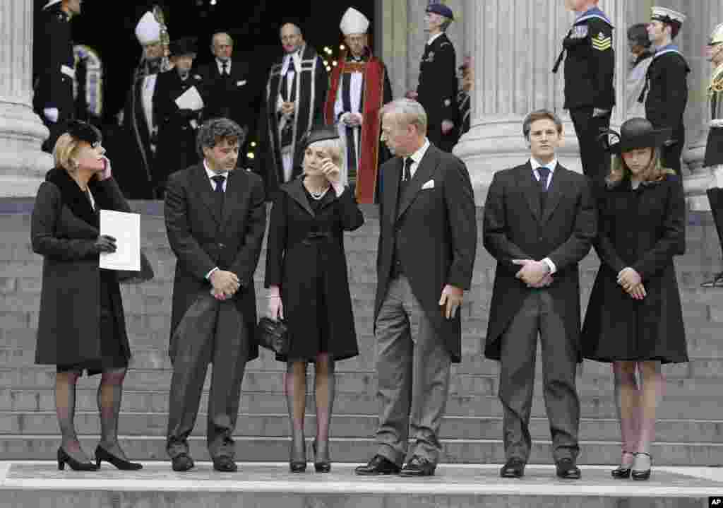 Thân nhân trong gia đình bà Thatcher từ trái, cô Carol Thatcher, con gái và bạn Marco Grass, Sarah Thatcher, vợ của người con trai Mark Thatcher, và cháu Michael và Amanda Thatcher, sau tang lễ.