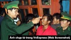 Ông Bùi Văn Cu (áo đỏ) làm việc với các nhà điều tra Quảng Ngãi sau khi trở về bờ.