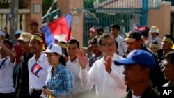 Lãnh tụ đối lập Campuchia Sam Rainsy dẫn đầu đòan biểu tình tuần hành tại Phnom Penh, ngày 15/9/2013.