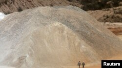 资料照片:尼日利亚中部地区的矿业开发(2010年11月8日)