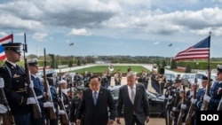 马蒂斯2018年4月23日接待泰国防长时见记者(美国国防部照片)