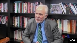 资料照:美国前《洛杉矶时报》驻京记者站站长孟捷慕 (James Mann)接受美国之音专访。