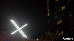 Logo 'X' terlihat di bagian atas platform perpesanan X (foto: ilustrasi).