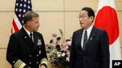 美军印太司令部司令约翰·阿奎利诺(John Aquilino)2021年11月拜会日本首相岸田文雄。(美联社)