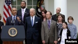 Tổng thống Obama gọi cuộc biểu quyết tại Thượng viện là “đáng hổ thẹn” nhưng hứa rằng cuộc tranh đấu để cải tổ các luật lệ về súng ống sẽ tiếp tục.