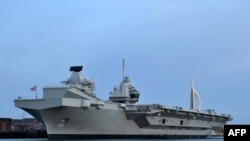 英国皇家海军“伊丽莎白女王”号(HMS Queen Elizabeth)航母停泊在英国南部一个港口。 (法新社2019年6月5日)