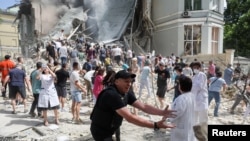 乌克兰救援人员在基辅被俄军导弹炸毁的儿童医院展开救援工作。(2024年7月8日)