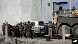 美军和阿富汗安全部队在喀布尔一处自杀袭击现场交谈。(2014年10月13日)