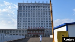 位于中国黑龙江省与俄罗斯边境地区的绥芬河市为医治新冠病人把一座办公楼改建为临时医院(2020年4月12日)