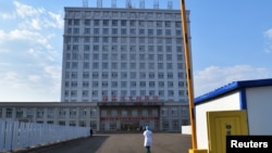 位于中国黑龙江省与俄罗斯边境地区的绥芬河市为医治新冠病人把一座办公楼改建为临时医院(2020年4月12日)