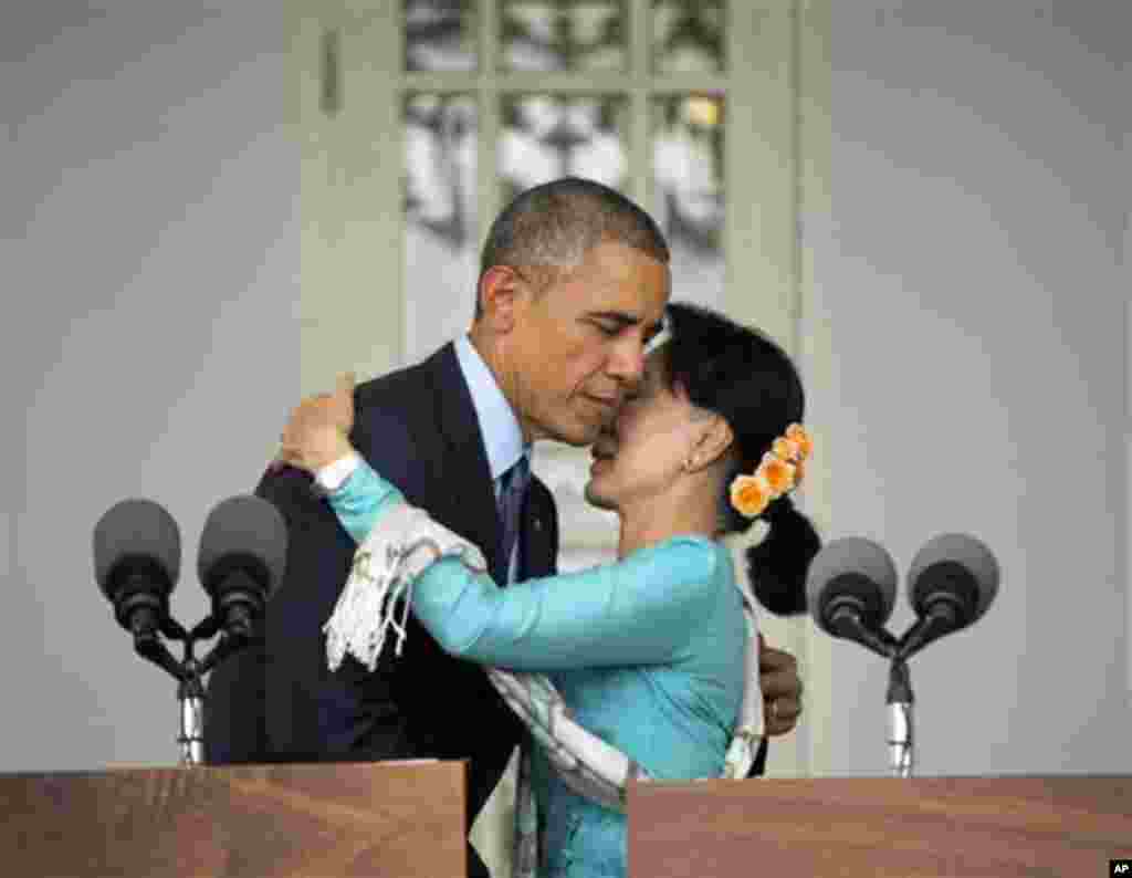 အမေရိကန်သမ္မတ အိုဘားမားနဲ့ ဒေါ်အောင်ဆန်းစုကြည်။