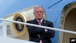 资料照片:时任代理国家安全顾问凯洛格在马里兰州安德鲁斯联合基地的“空军一号”专机舷梯顶部等候时任美国总统特朗普的到来。(2017年2月17日)