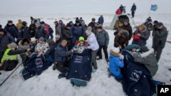 国际空间站的德国宇航员格斯特(左),俄罗斯宇航员普鲁克普耶夫(中)和美国宇航员坎茨勒在哈萨克斯坦境内着陆