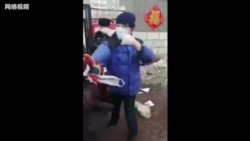 “买菜抓人” “妈啊!妈啊! 买点菜就犯错误了!” 妇人因路检与执法人员起冲突 “买菜抓人” “妈啊!妈啊! 买点菜就犯错误了!” 妇人因路检与执法人员起冲突