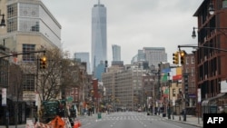 美国纽约,世贸中心耸立在空荡荡的第七大道上(2020年3月25日)。