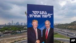 以色列总理内塔尼亚胡将成为美国总统特朗普第二任期内首位到访白宫的外国领导人。图为内塔尼亚胡在其竞选看板与特朗普的合影,向以色列人表明他多年来从特朗普那里得到的支持。(美联社:2019年9月8日)