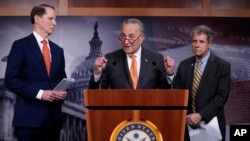 在特朗普总统与中国副总理签署美中第一阶段经贸协议后,参议院少数党领袖舒默(中)与怀登参议员(左)及布朗参议员在国会山召开记者会。(2020年1月15日)