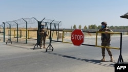 乌兹别克军人守卫在乌兹别克斯坦与阿富汗边界的一个哨卡。(2021年8月15日)