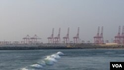 即将恢复兴建的中资科伦坡港口项目。(美国之音朱诺拍摄,2016年1月9日)