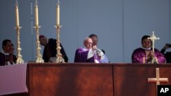 天主教教宗方济各在埃卡特佩克市的一个户外场地举行弥撒(2016年2月14日)