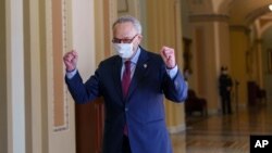 资料照片:参议院多数党领袖舒默在参议院以微弱多数票通过1千9百亿美元的新冠疫情纾困法案后离开议事厅。(2021年3月6日)