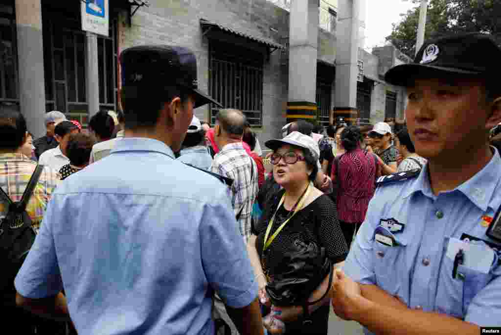 2018年8月27日,P2P投资计划的受害人在北京东城区公安分局前面请愿。