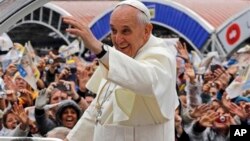 Người hành hương chào đón Đức Giáo Hoàng khi ngài đến Đền thánh Đức Mẹ Aparecida, Brazil