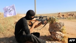 反政府武装“自由叙利亚军”旗下的“第一营”战士在反政府武装占领的北方城市阿勒颇的郊外参加军事训练。(2015年6月10日)