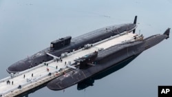 俄罗斯国防部发布的照片显示,俄海军弗拉基米尔王子号核潜艇与叶卡捷琳堡号核潜艇停泊在科拉半岛的一个俄海军基地。(2021年4月13日)