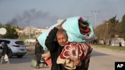 在拉法逃难的巴勒斯坦难民。(美联社2024年2月14日)