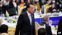 资料照片:2022年11月13日,时任中国国务院总理李克强出席在柬埔寨金边举行的东盟-东亚峰会。(美联社)