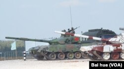 2014年在莫斯科郊外军事比赛活动中的中国和俄罗斯坦克。(美国之音白桦摄)