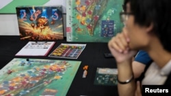 台湾台北的开发商在测试Mizo Games的一款以模拟两岸台海战争为背景的新桌面游戏《2045》。(2024年9月22日)