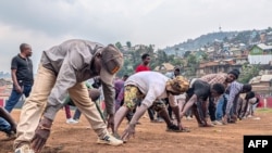 志愿者在布卡武的一座体育场列队做体操,他们刚刚登记成为“爱国者” (Wazalendo)组织成员,准备与刚果民主共和国武装部队(FARDC)并肩作战,对抗反政府武装3月23日运动(M23)。(2025年1月31日)