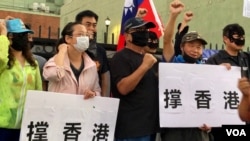 星期六(10月5日)傍晚,在美国的中国民主党发起和组织的“茉莉花活动”在好莱坞繁忙的星光大道上举行。集会华人呼喊“香港加油”、“自由万岁”等口号,力撑香港并为中国的自由呐喊。(美国之音雨舟)