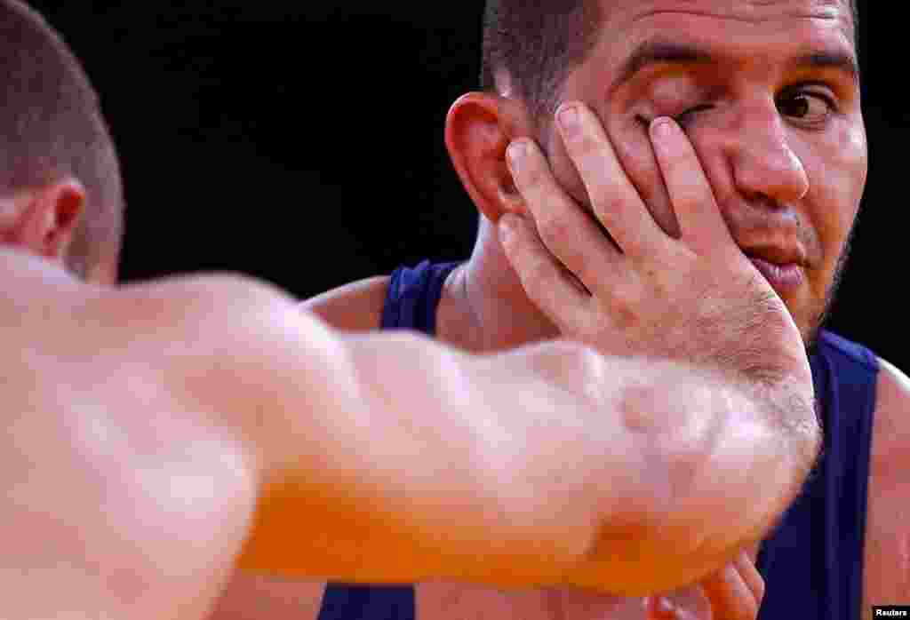 Vận động viên Hassine Ayari của Tunisia (trái) đấu với Choukri Atafi của Maroc trong cuộc tranh tài môn đấu vật cổ điển nam, hạng cân 96 kg