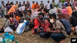 Para pengungsi Rohingya yang baru mendarat di Pantai Lancok, Aceh Utara, 25 Juni 2020.