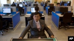 2013年1月8日一名朝鲜学生在平壤金日成大学计算机实验室内上网